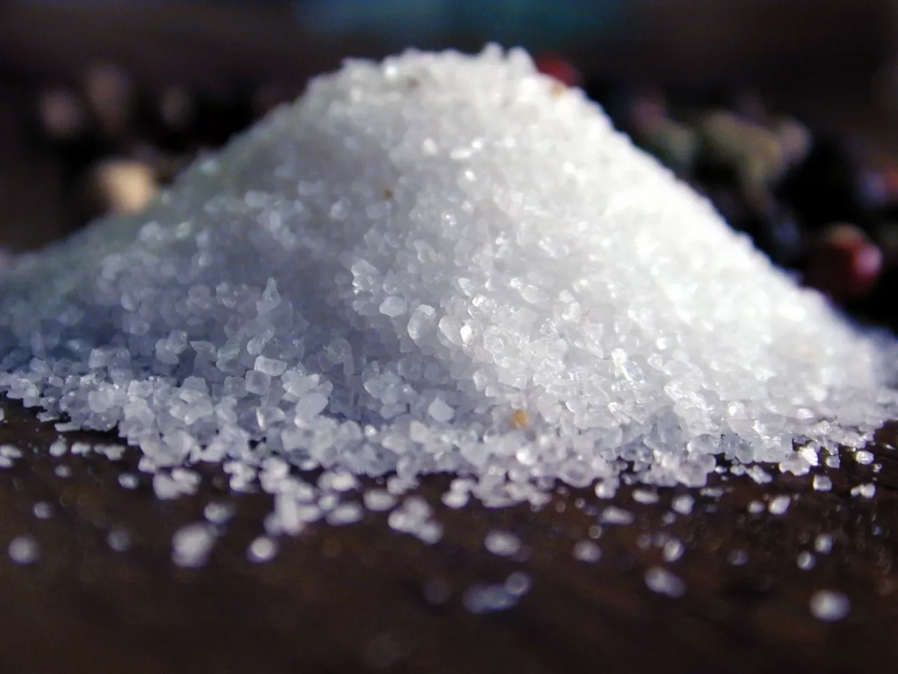 Scopri come usare il sale grosso per eliminare le erbacce: la ricetta dei giardinieri Scopri come usare il sale grosso per eliminare le erbacce: la ricetta dei giardinieri