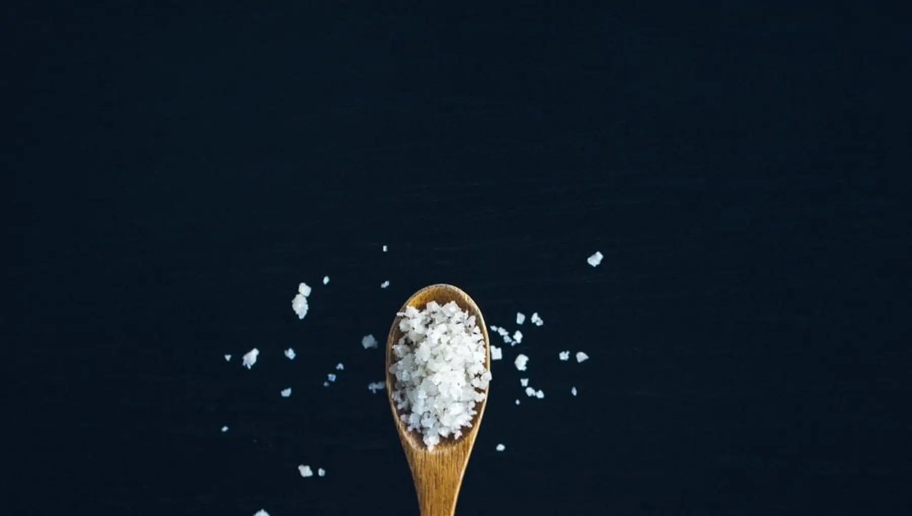 Scopri come usare il sale grosso per eliminare le erbacce: la ricetta dei giardinieri Scopri come usare il sale grosso per eliminare le erbacce: la ricetta dei giardinieri