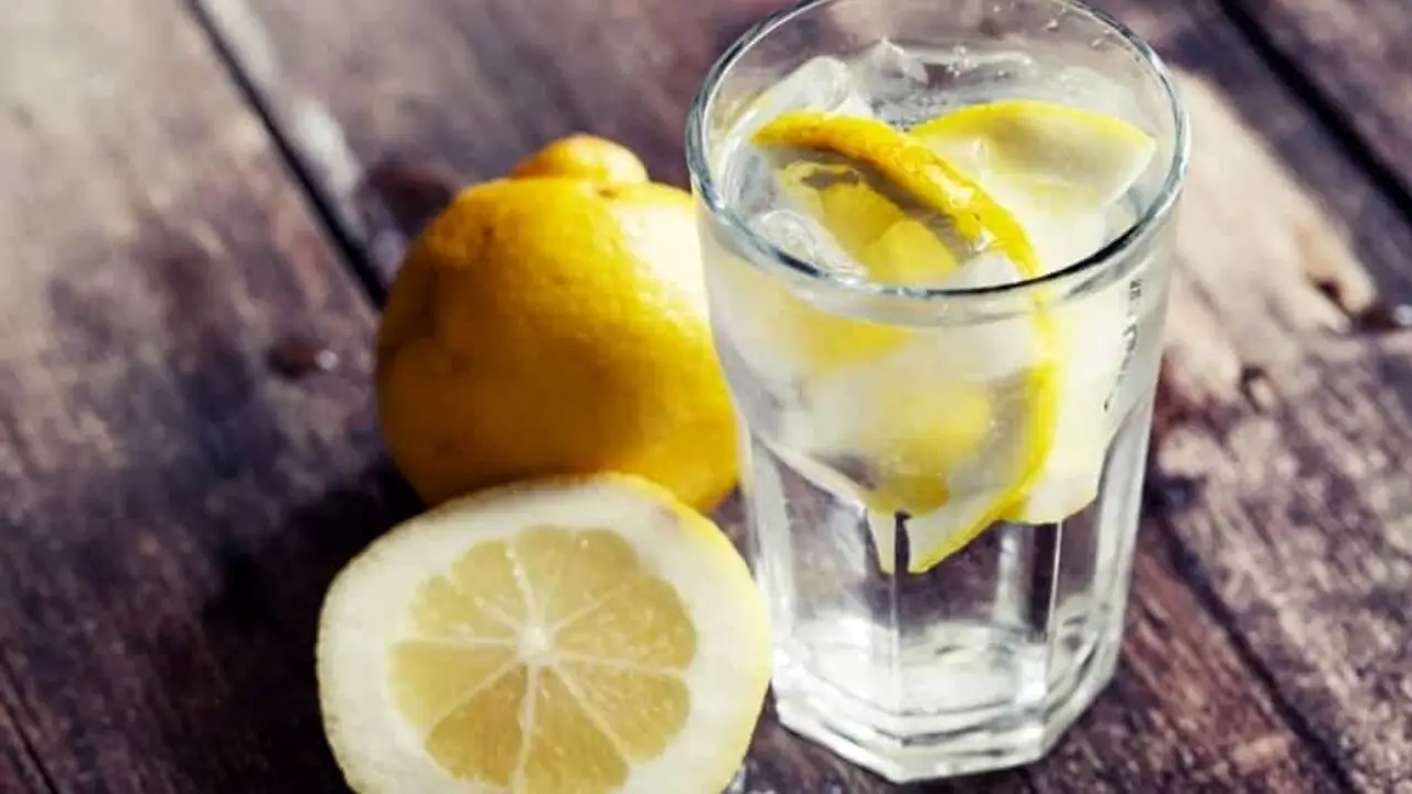 Consumo di acqua calda con limone e zenzero al mattino: ecco i vantaggi per il tuo organismo Consumo di acqua calda con limone e zenzero al mattino: ecco i vantaggi per il tuo organismo