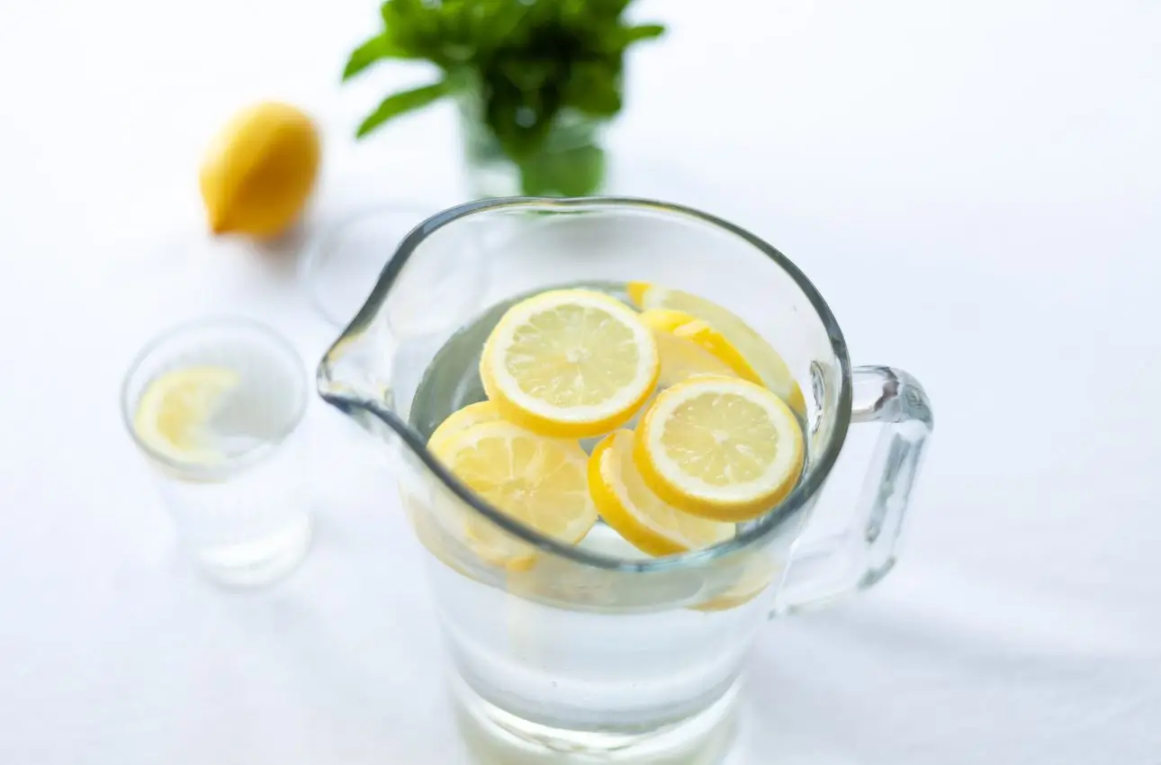 Consumo di acqua calda con limone e zenzero al mattino: ecco i vantaggi per il tuo organismo Consumo di acqua calda con limone e zenzero al mattino: ecco i vantaggi per il tuo organismo