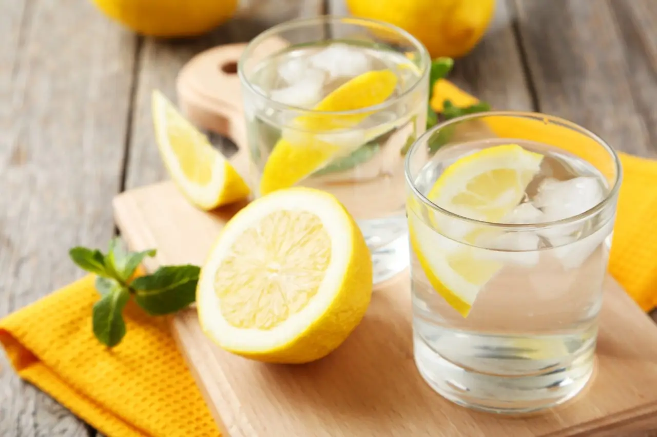 Consumo di acqua calda con limone e zenzero al mattino: ecco i vantaggi per il tuo organismo Consumo di acqua calda con limone e zenzero al mattino: ecco i vantaggi per il tuo organismo