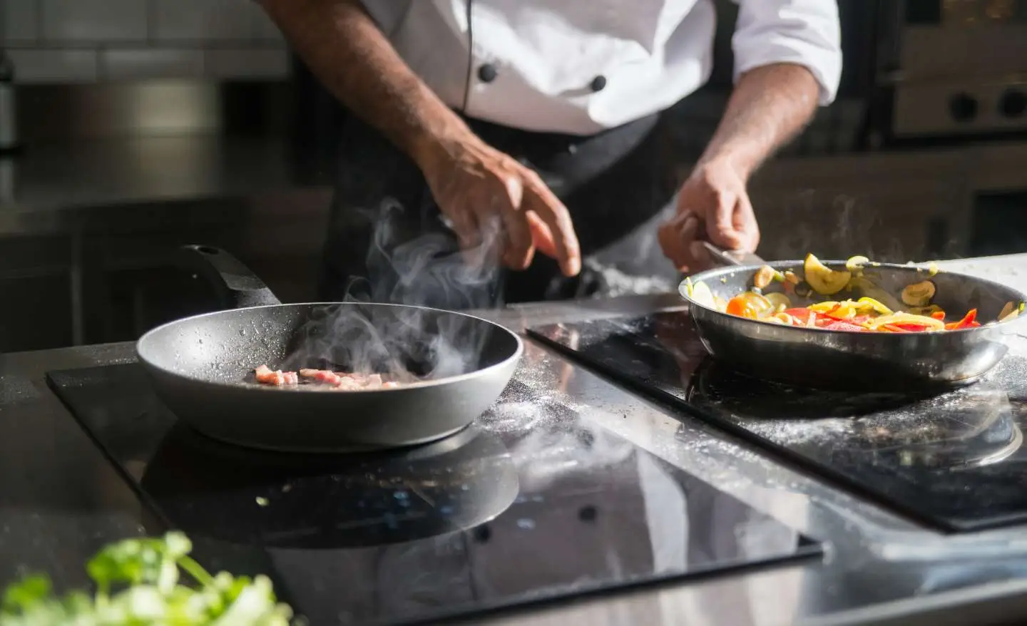 Vuoi una cucina senza odori persistenti? Ecco il trucco anti-grassi dei ristoratori Vuoi una cucina senza odori persistenti? Ecco il trucco anti-grassi dei ristoratori
