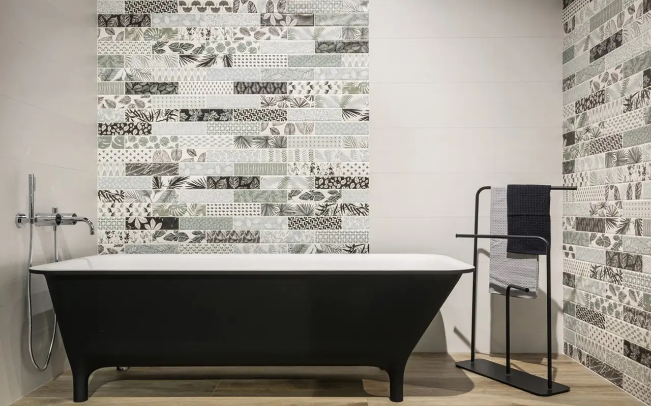 Bagno sempre luminoso senza cambiare piastrelle: la strategia dei designer per l’estate Bagno sempre luminoso senza cambiare piastrelle: la strategia dei designer per l’estate