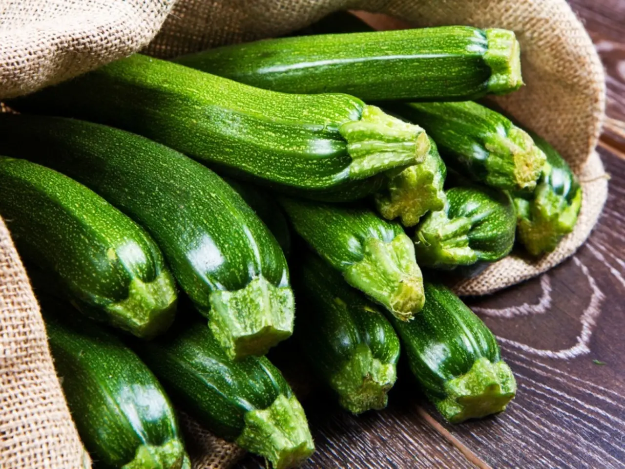 Il trucco della cenere per ottenere zucchine più sane e abbondanti in orto Il trucco della cenere per ottenere zucchine più sane e abbondanti in orto