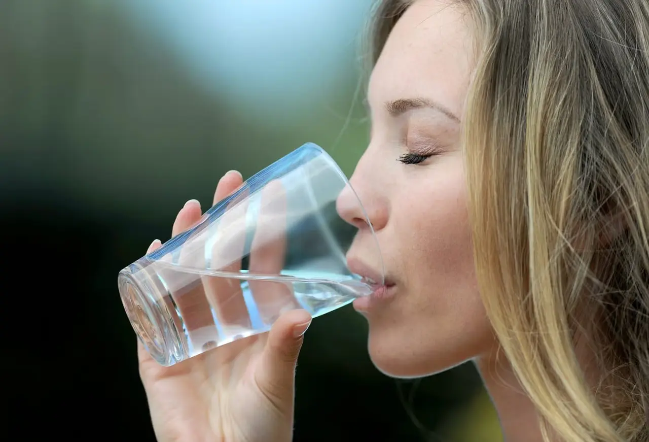 Come prevenire la disidratazione durante il caldo: questi i gesti efficaci approvati dagli specialisti Come prevenire la disidratazione durante il caldo: questi i gesti efficaci approvati dagli specialisti