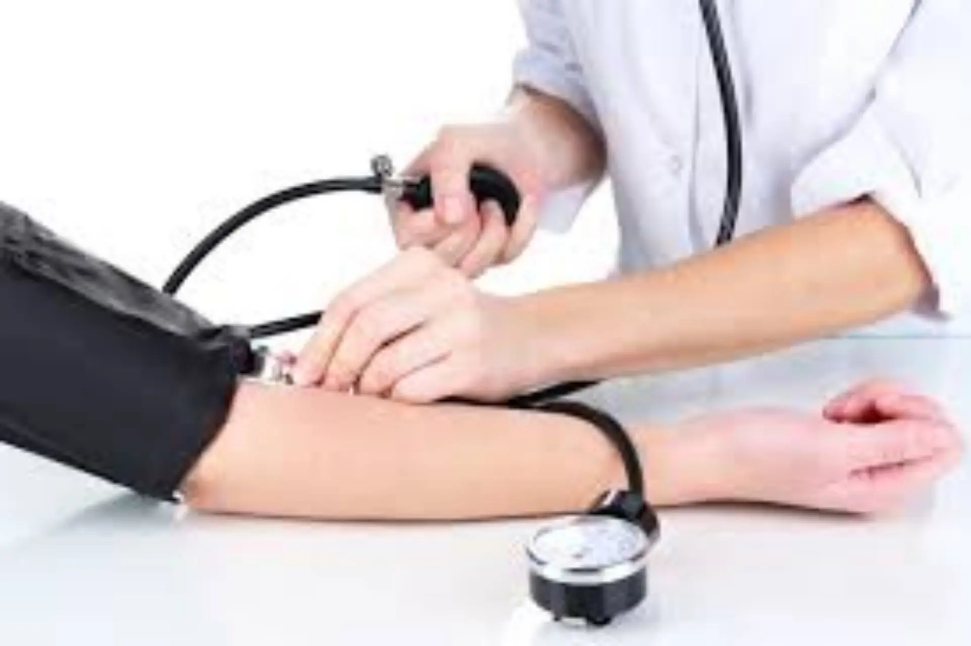 Come abbassare la pressione alta durante il caldo: i 4 gesti chiave suggeriti dai cardiologi Come abbassare la pressione alta durante il caldo: i 4 gesti chiave suggeriti dai cardiologi