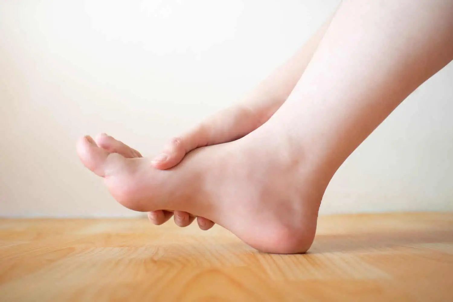 Ritenzione idrica e gambe gonfie? La routine serale dei flebologi per l’estate 2025 Ritenzione idrica e gambe gonfie? La routine serale dei flebologi per l’estate 2025