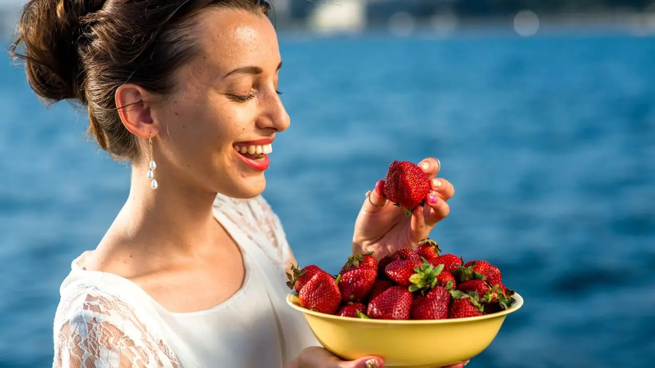 Il trucco per proteggere la pelle dal sole: i 3 alimenti chiave raccomandati dai dermatologi per giugno 2025 Il trucco per proteggere la pelle dal sole: i 3 alimenti chiave raccomandati dai dermatologi per giugno 2025
