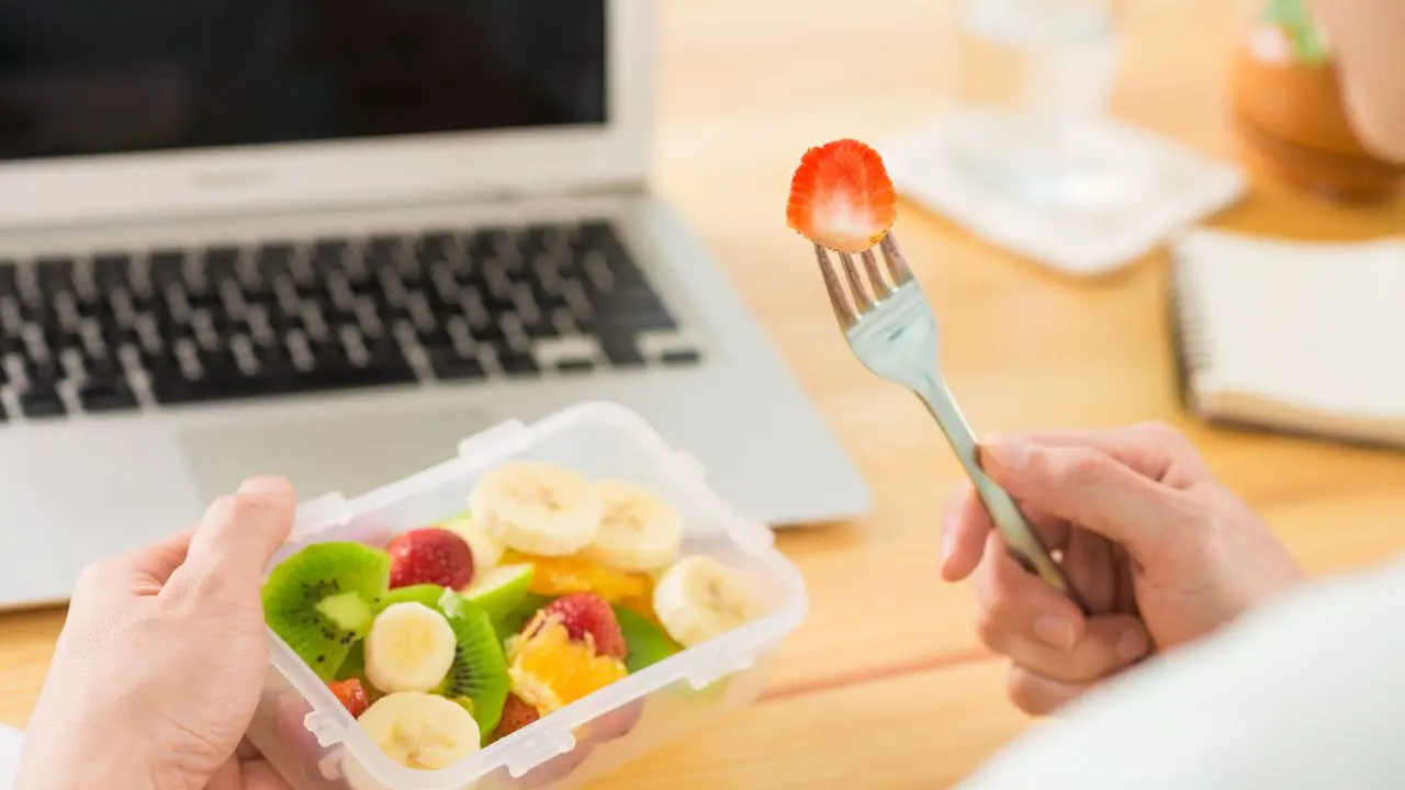 Come evitare i cali di energia dopo pranzo: la strategia alimentare per mantenersi attivi secondo i nutrizionisti Come evitare i cali di energia dopo pranzo: la strategia alimentare per mantenersi attivi secondo i nutrizionisti