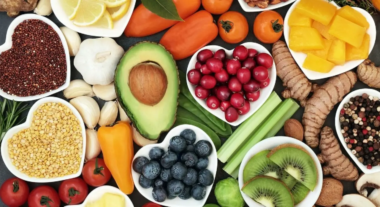 5 cibi estivi che rafforzano il sistema immunitario: la guida dei nutrizionisti per giugno 5 cibi estivi che rafforzano il sistema immunitario: la guida dei nutrizionisti per giugno