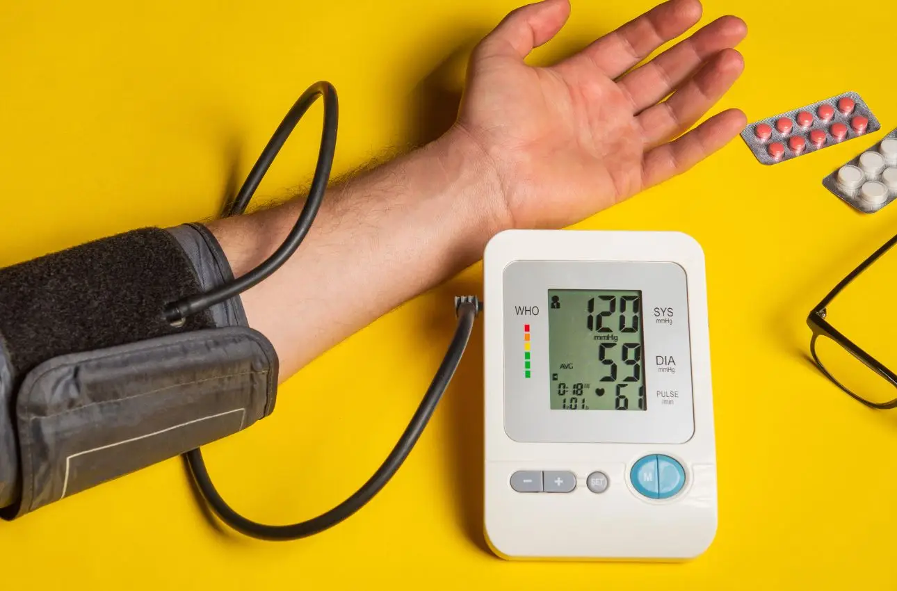 Come abbassare la pressione alta durante il caldo: i 4 gesti chiave suggeriti dai cardiologi Come abbassare la pressione alta durante il caldo: i 4 gesti chiave suggeriti dai cardiologi